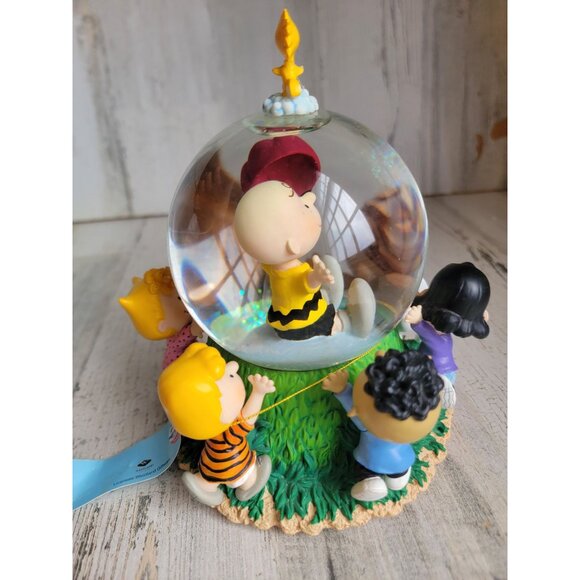 Peanuts Snoopy Our hero Linus Lucy snowglobe Westland xmas - Picture 7 of 9